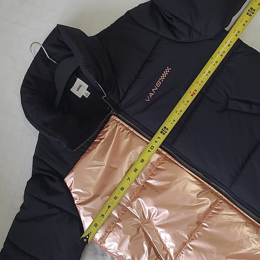 ๐๏ธ Vans 'Foundry' Metallic Puffer Jacket - Picture 6 of 8